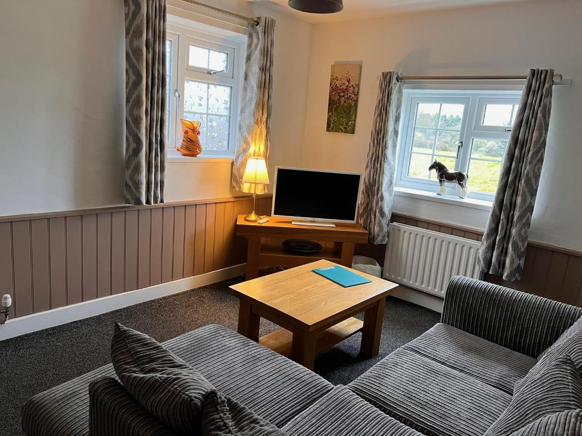 Hunston Mill Self Catering Dog Stay For Free Chichester Bagian luar foto
